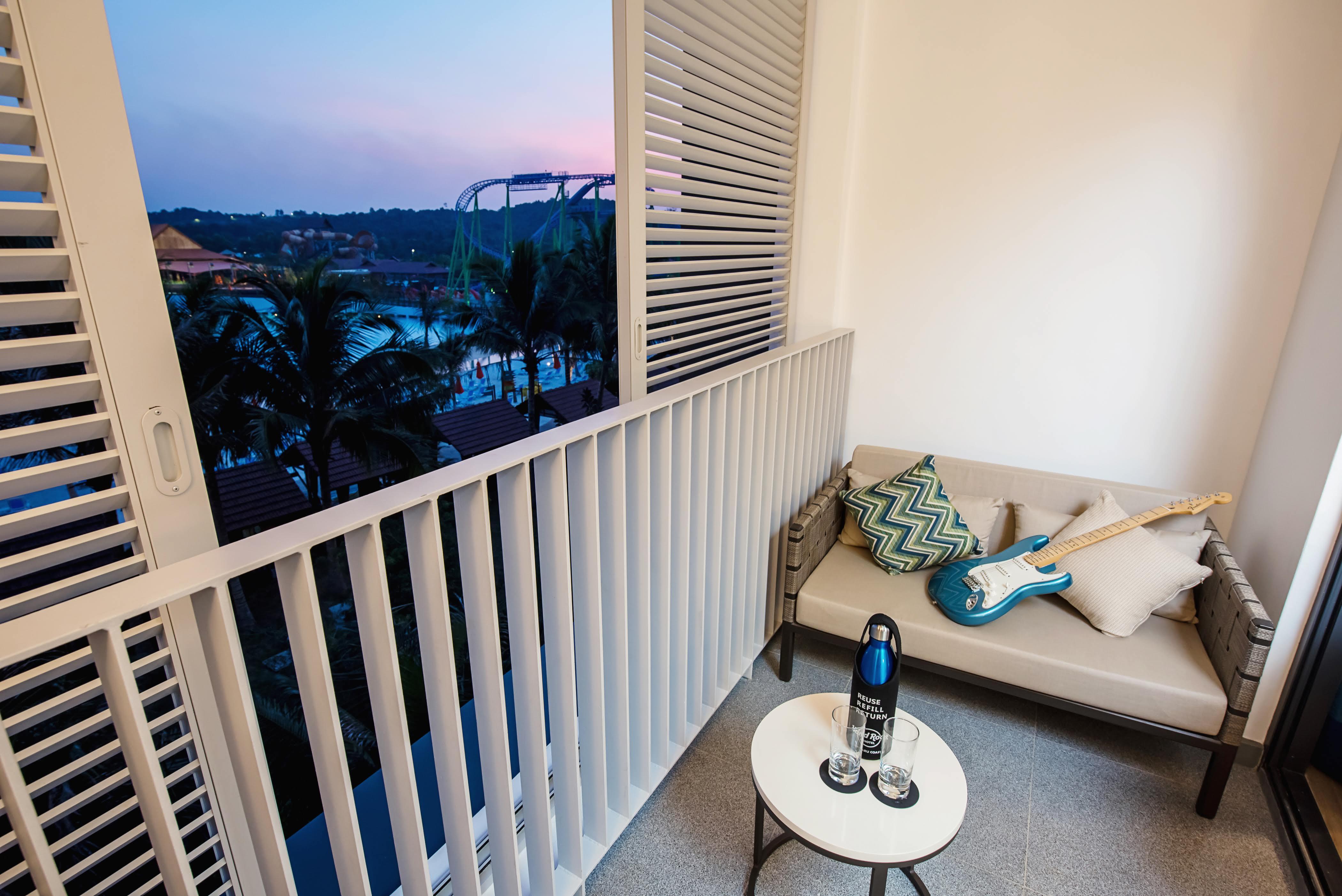 Hard Rock Hotel Desaru Coast Exterior foto A balcony at the hotel