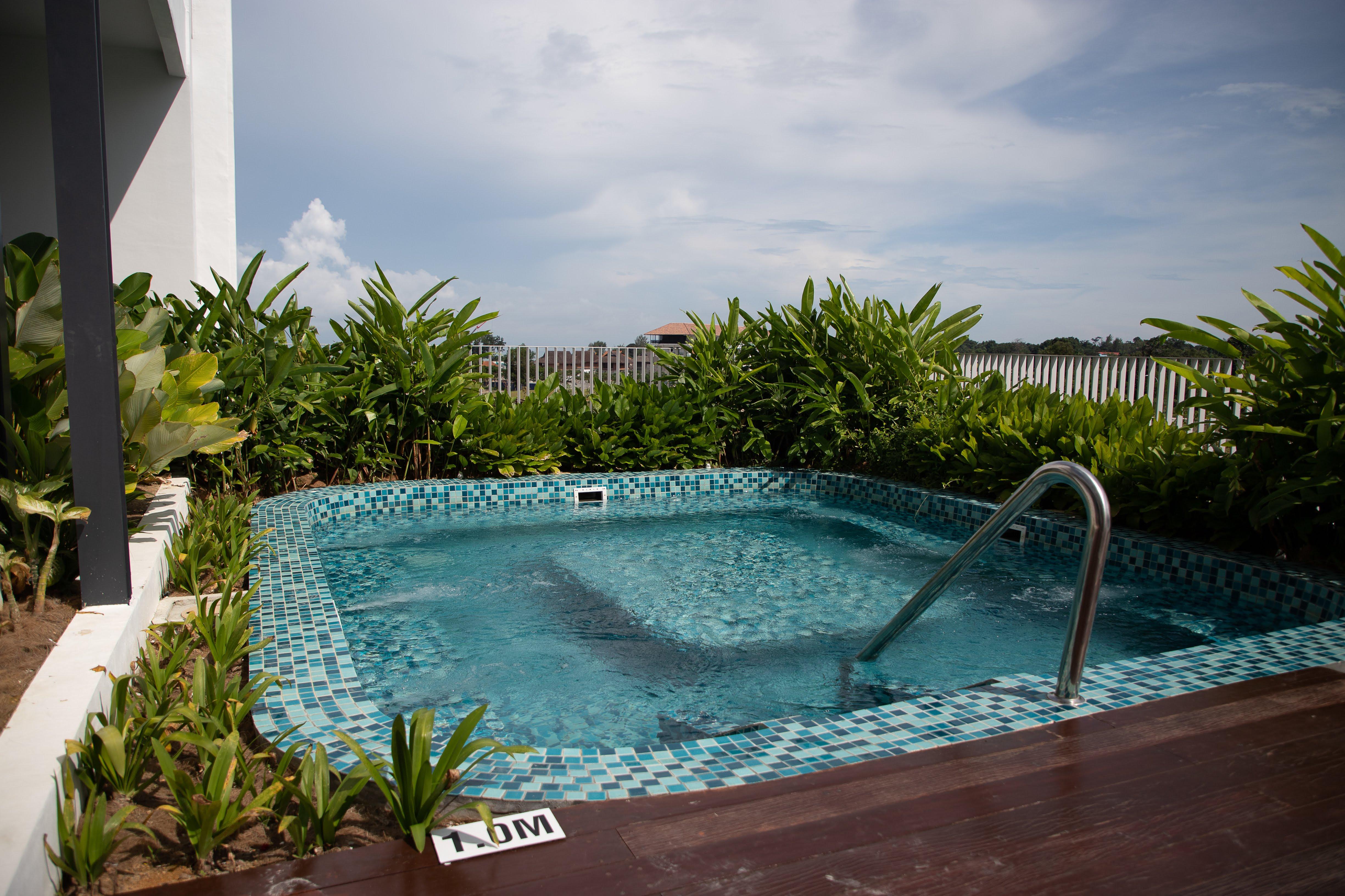 Hard Rock Hotel Desaru Coast Exterior foto A rooftop swimming pool in Singapore