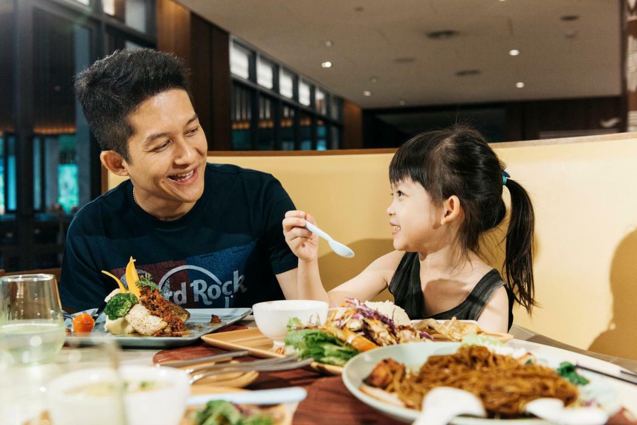 Hard Rock Hotel Desaru Coast Exterior foto A father and daughter at a restaurant