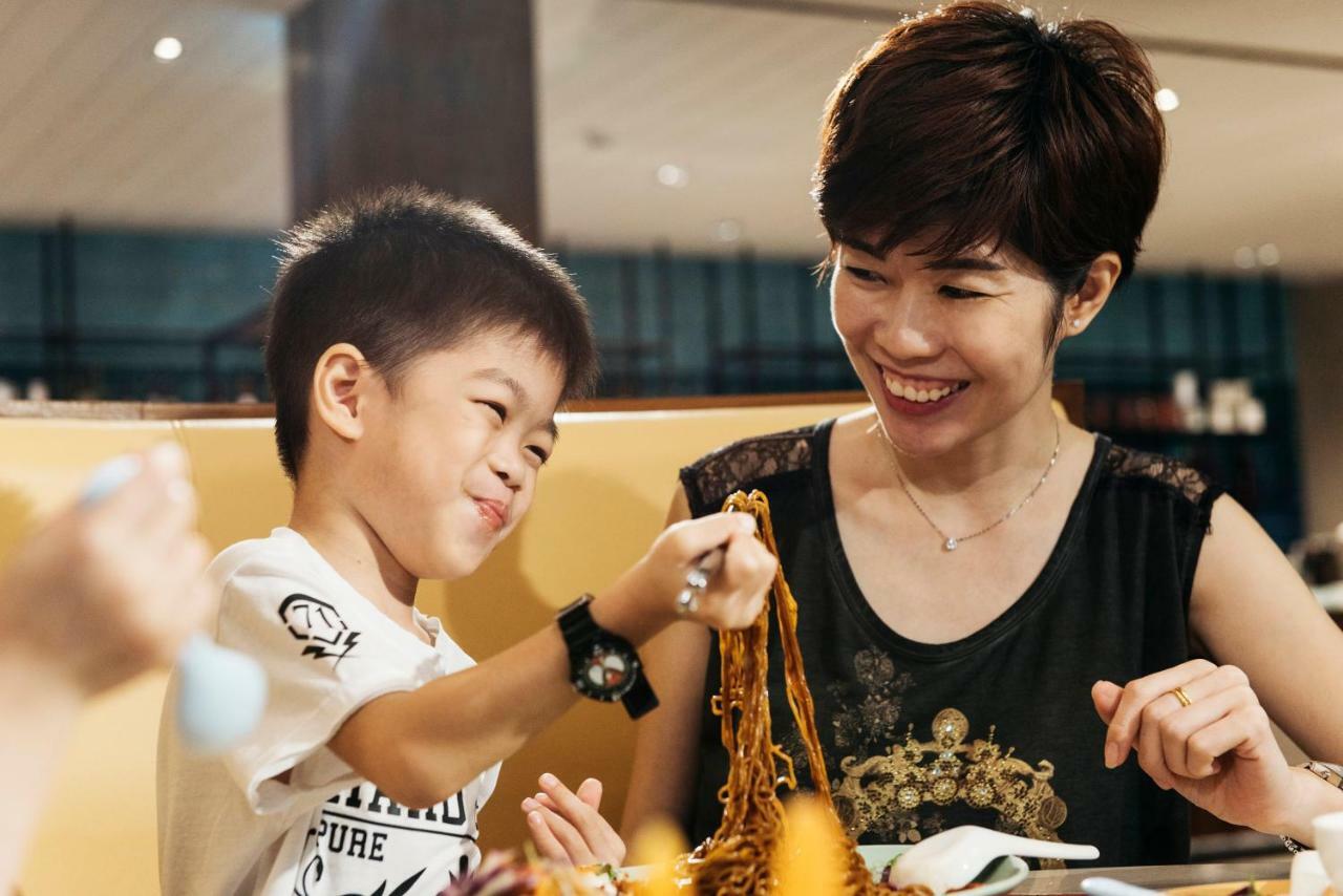 Hard Rock Hotel Desaru Coast Exterior foto A mother and child eating mee siam